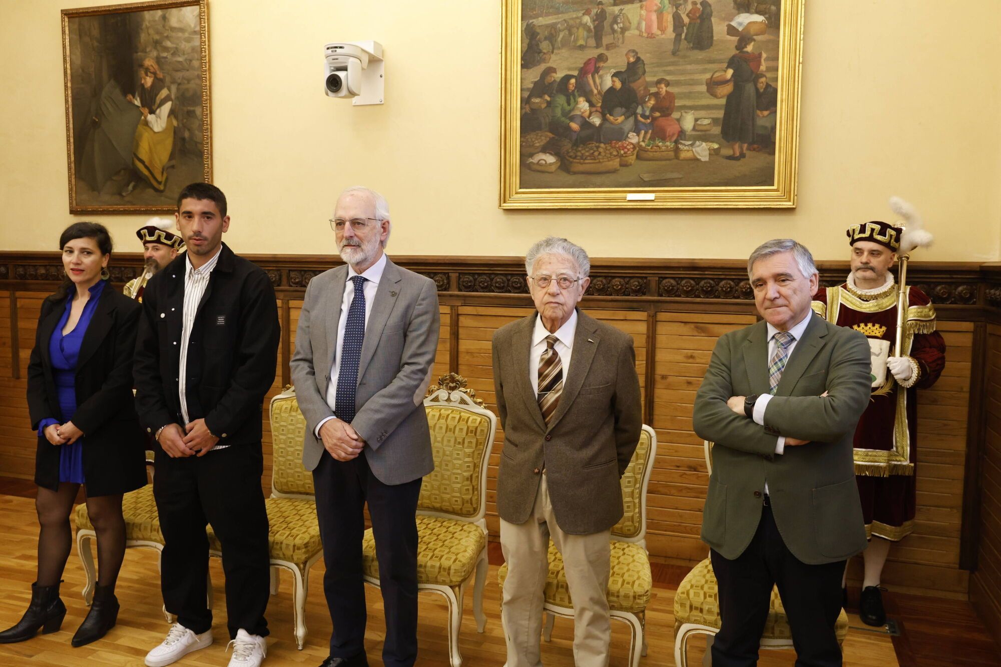 EN IMÁGENES: Gijón honra a sus vecinos ejemplares, ahora sí, tras la interrupción provocada por el apagón