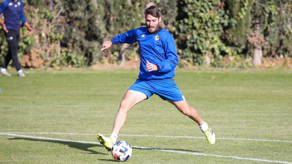 El centrocampista del Hércules Jon Erice, este lunes en el entrenamiento en L&#039;Alfàs del Pi.