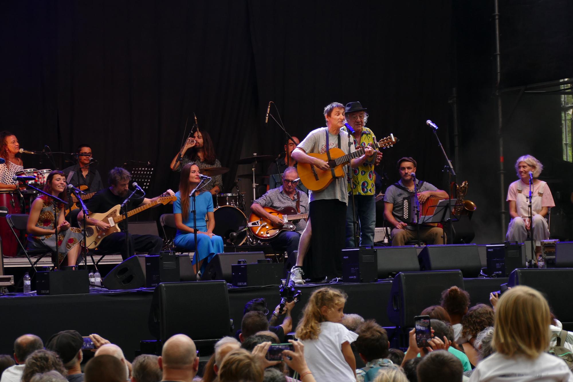 Llum, foc, confeti i molta música a la tercera nit d'Acústica