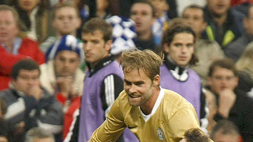 Mellberg i Del Piero celebren un dels gols del Juventus ahir a Madrid.