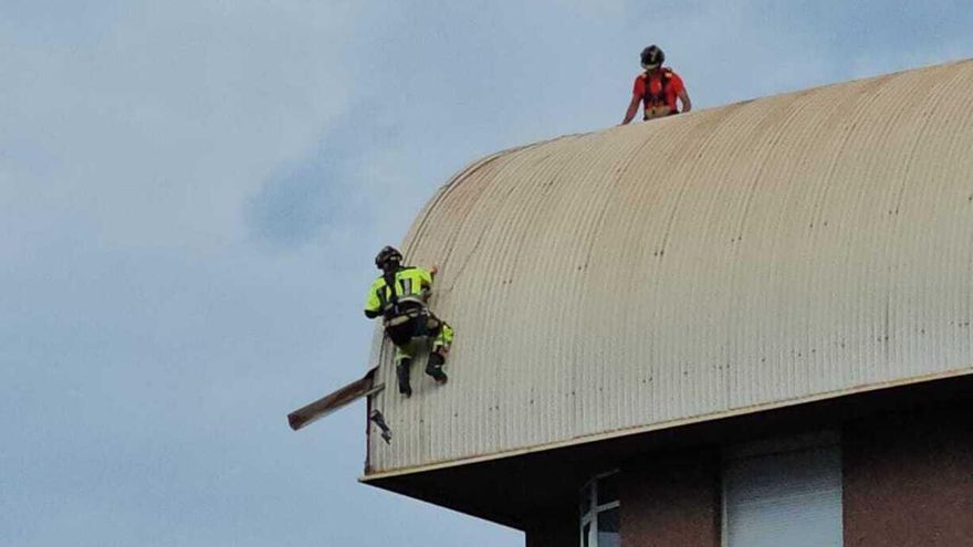 Retirada de un elemento de lo alto de un edificio por riesgo de caída a la vía pública