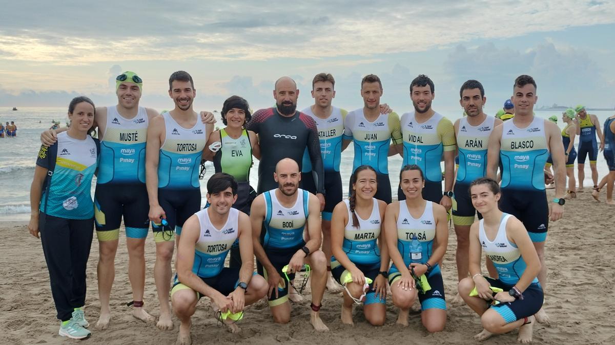 Triatletas del club de Ontinyent en la prueba de la playa de la Malva-rosa.