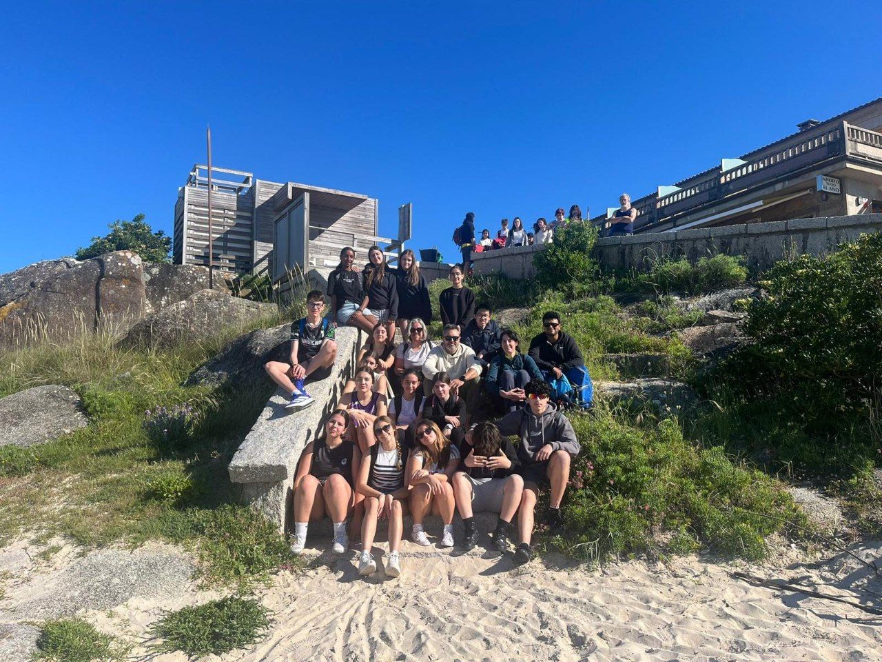 Los alumnos a su llegada a la playa grovense de A Lanzada, para participar en la fiesta de las esculturas de arena.