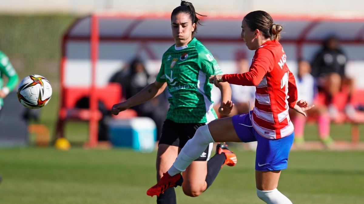 Acción del partido entre el Granada y el Cacereño.