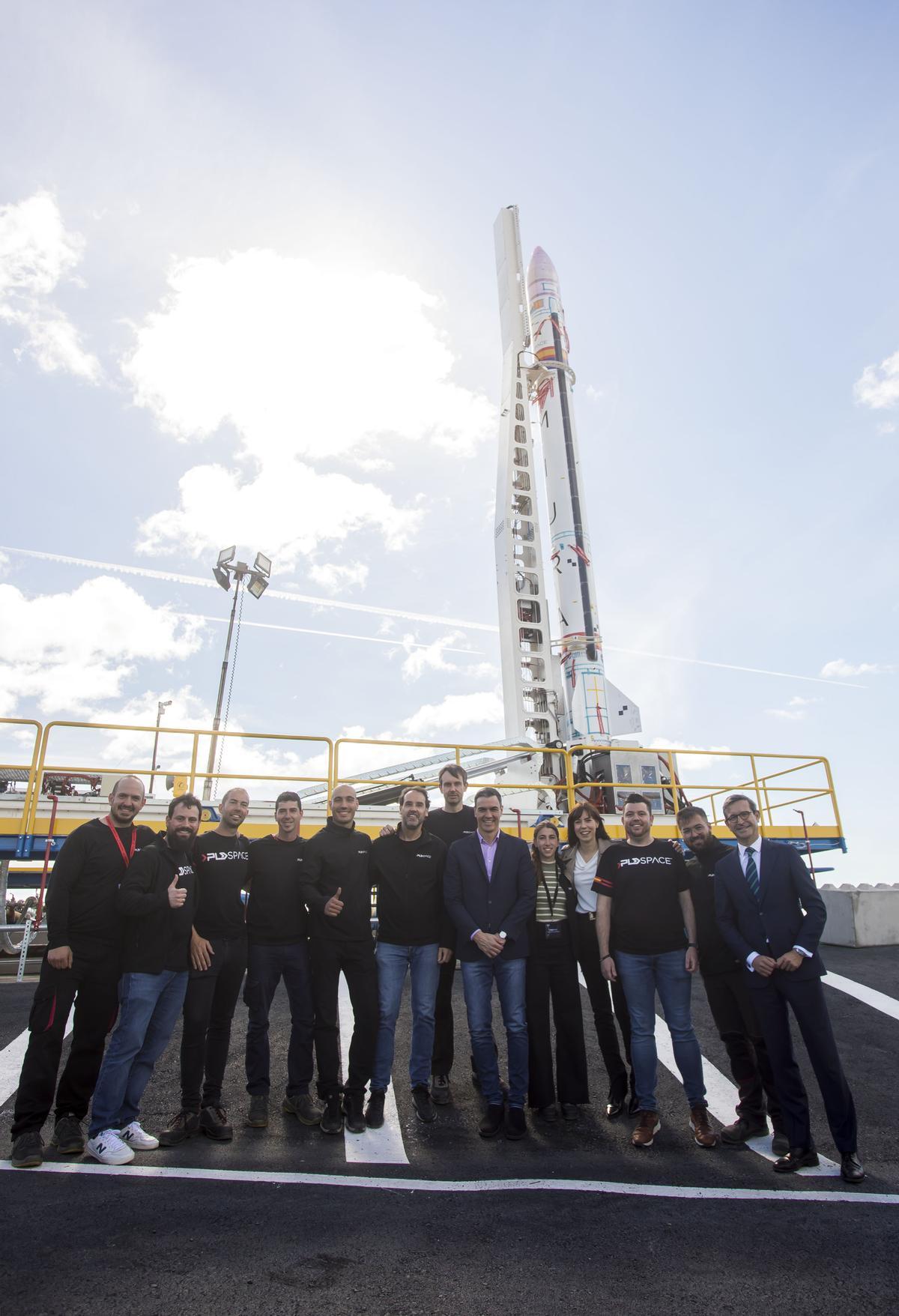 El presidente del Gobierno, Pedro Sánchez, con la ministra de Ciencia, Diana Morant, y el equipo de PLD Space en Huelva