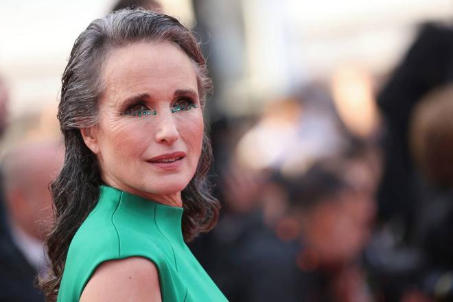 Andie MacDowell con maquillaje en tonos verdes