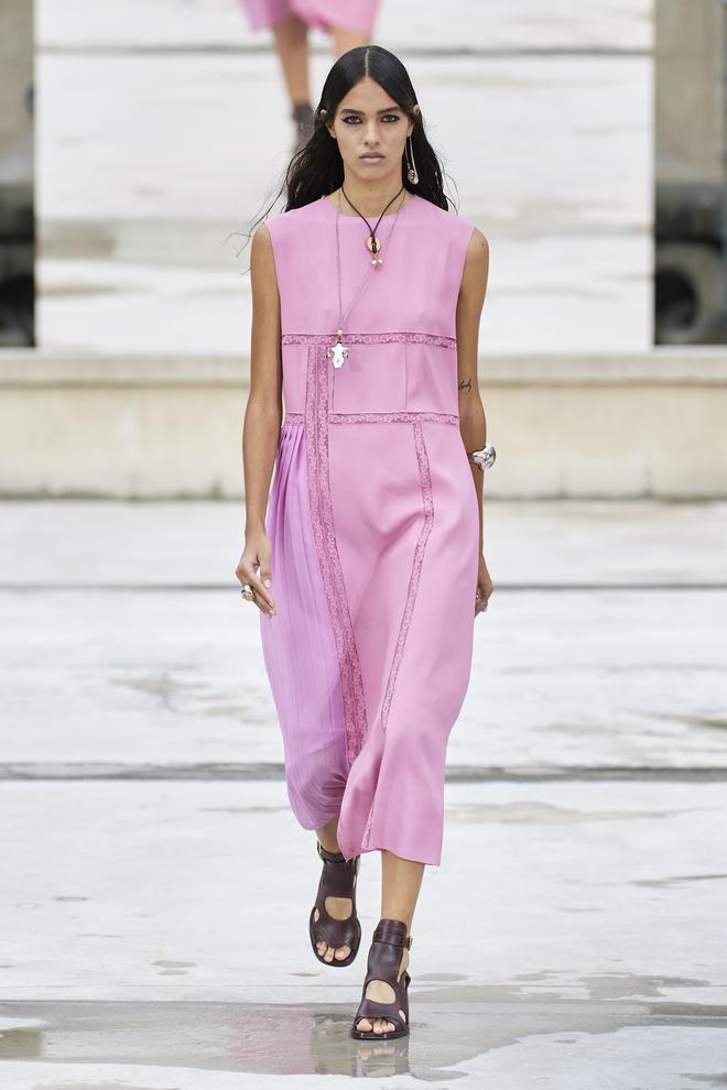 Vestido rosa en el desfile de Chloé de primavera-verano 2021