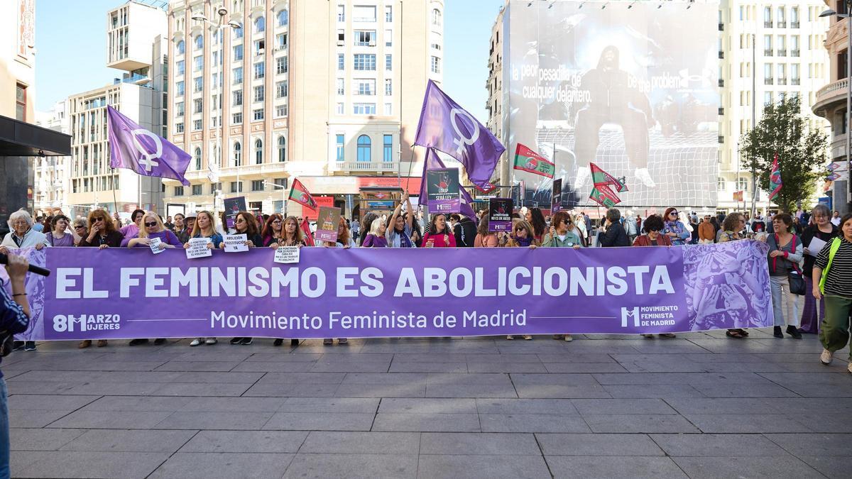 Manifestantes sosteniendo una pancarta con el lema 'El feminismo es abolicionista" durante la concentración convocada por el Movimiento Feminista de Madrid (MFM) para pedir la abolición de la prostitución.