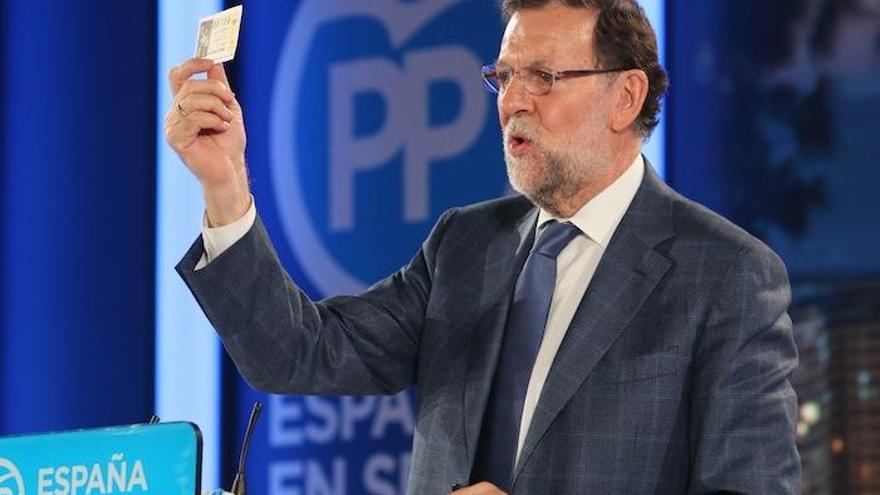 Mariano Rajoy, mostrando el décimo que le brindó Elías Bendodo durante un reciente mitin electoral.