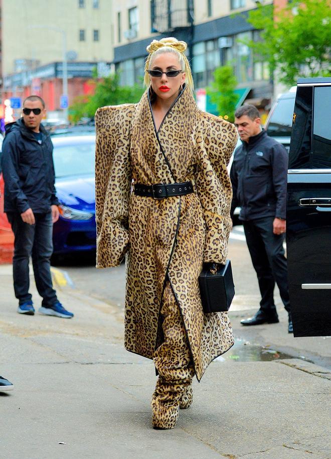 Lady Gaga vestida para asistir a una fiesta en Nueva York.