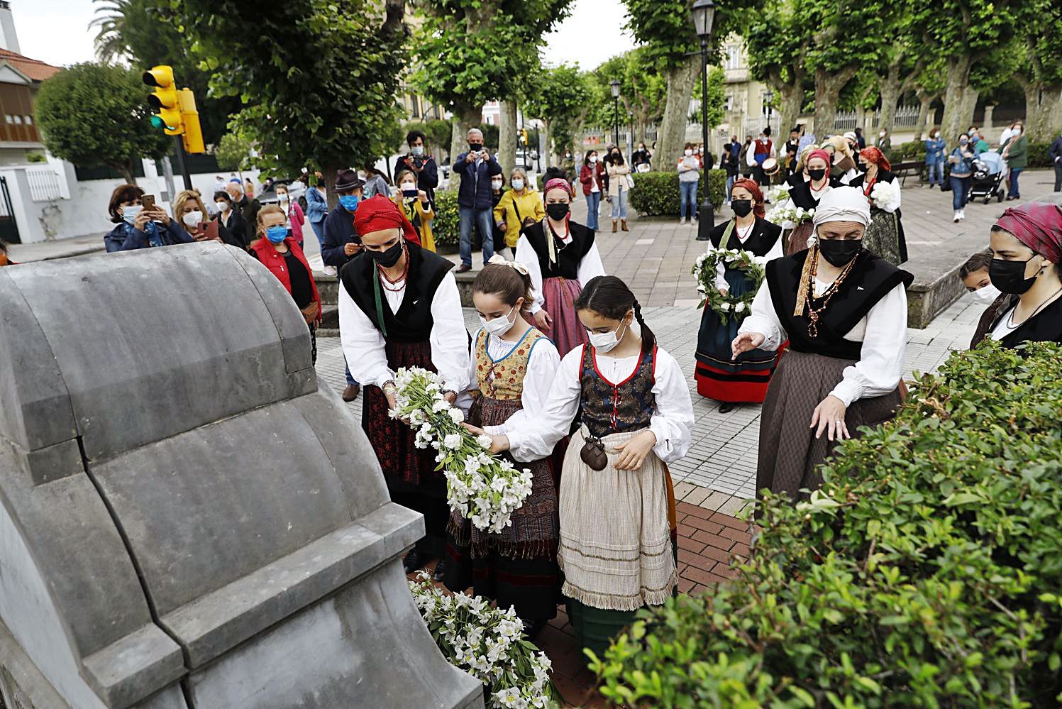 El grupo de coros y danzas del Grupo Covadonga en la plaza de La Guía. | Marcos León