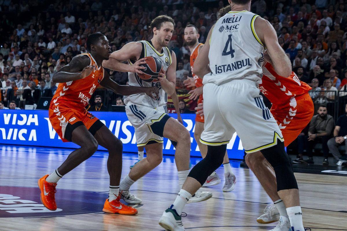 Omari Moore, en una acción defensiva ante el Fenerbahçe