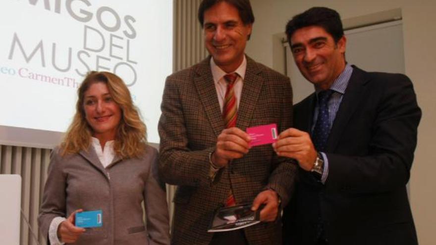 Lourdes Moreno, Damián Caneda y Javier Ferrer, con las tarjetas del Club de Amigos del Museo.