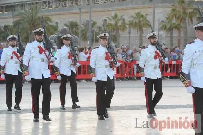 Arriado Solemne de Bandera en el puerto de Cartagena