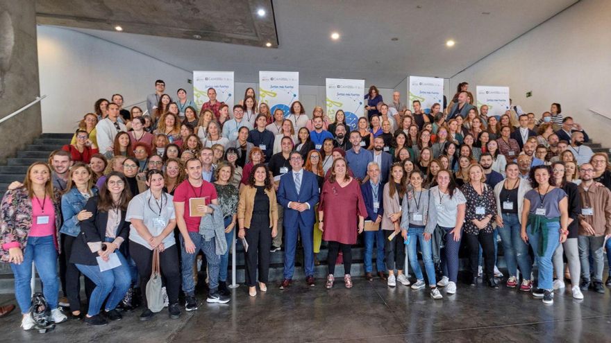 Pedro Martín, Carmen Luz Baso y Marián Franquet, ayer en la clausura del programa de 2022 Barrios por el Empleo. | | E.D.