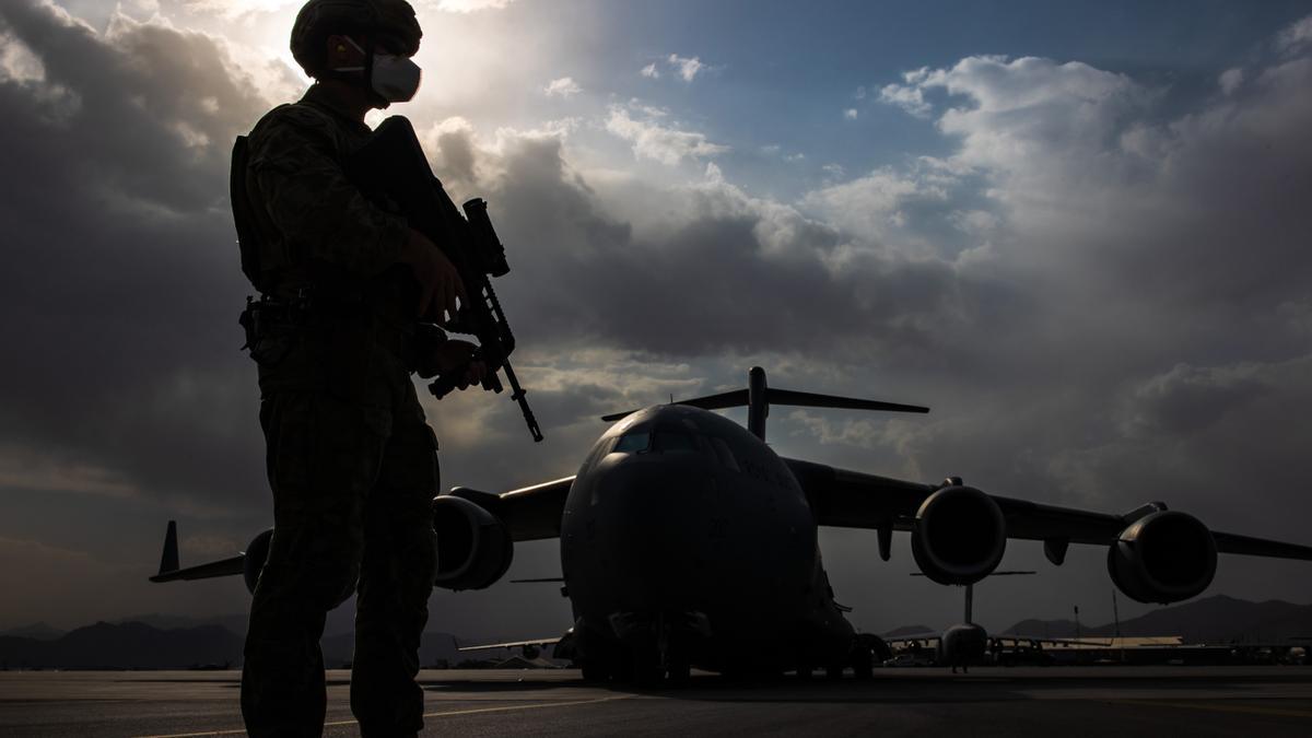 Avión en el aeropuerto de Kabul.