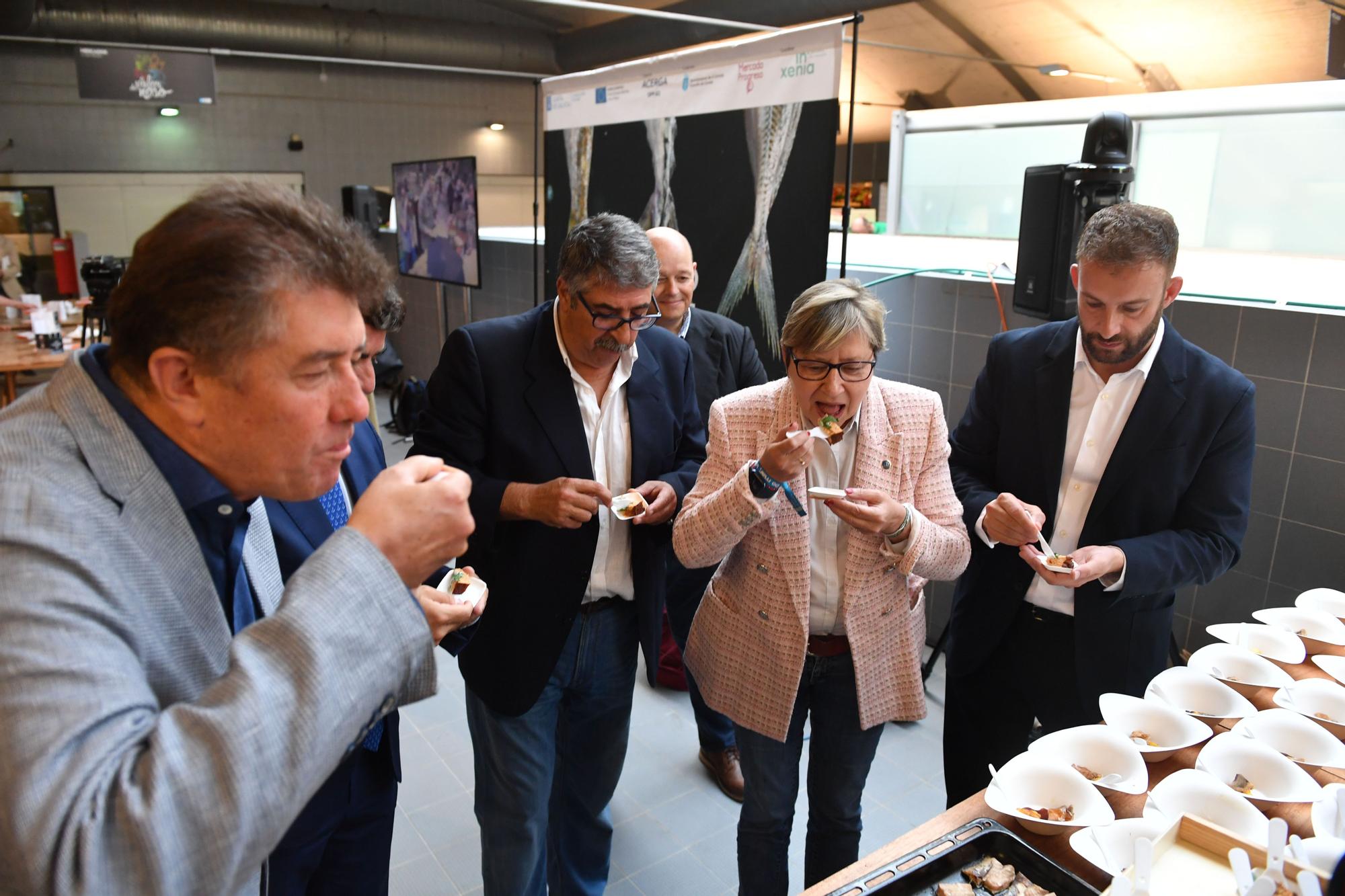 La flota del cerco promociona su producto en el mercado de la plaza de Lugo