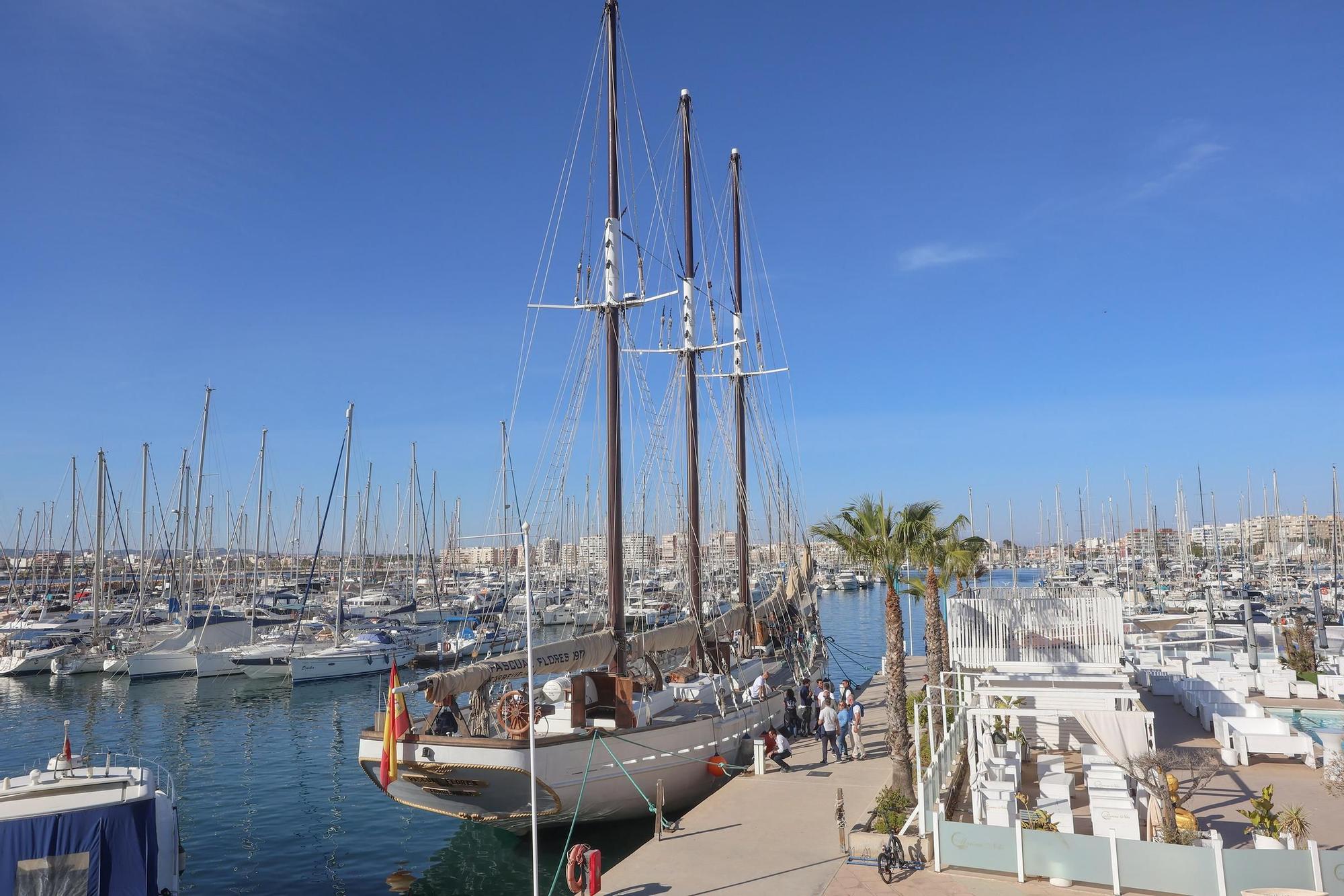 El velero histórico Pascual Flores ya está en la bahía de Torrevieja