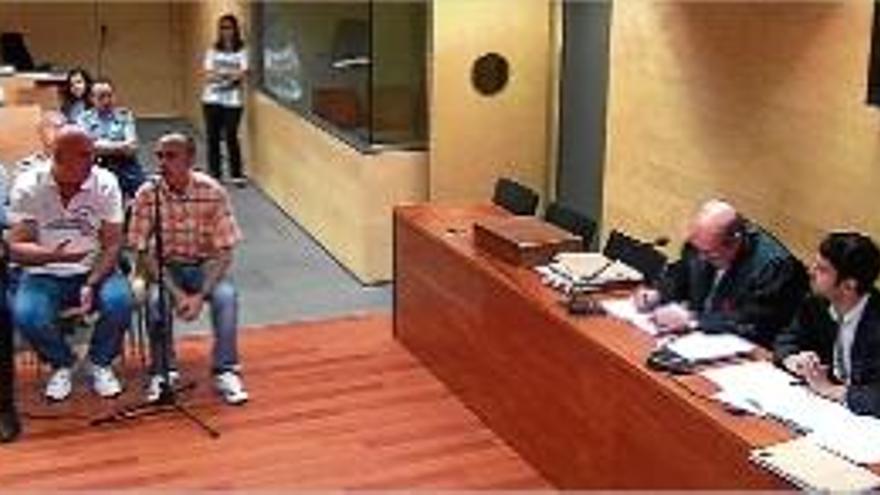 Antonio Gioia, a l&#039;esquerra amb jersei blanc, durant el judici.
