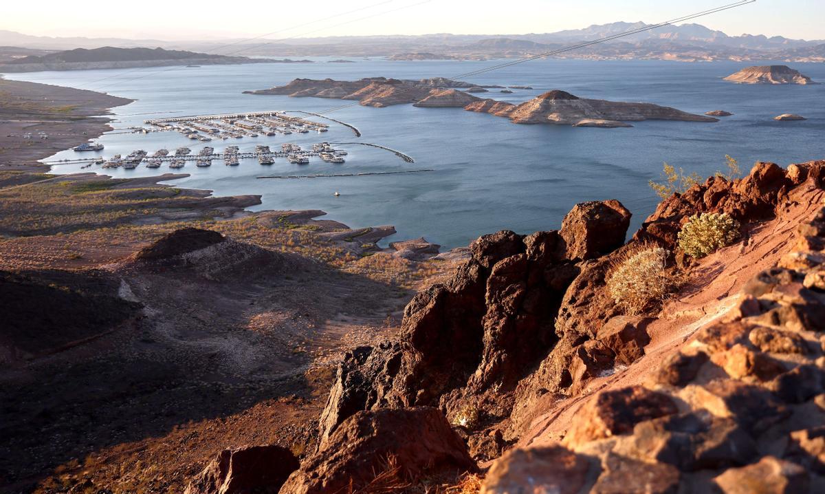 La zona de recreo del lago Mead, a lo lejos. En primer término se observan los efectos de la sequía en el lago