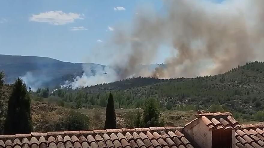Vídeo: los equipos de emergencia continúan trabajando para controlar el incendio de Ortells