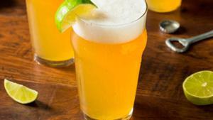 El gran problema oculto de las cervezas con limón que venden en el supermercado