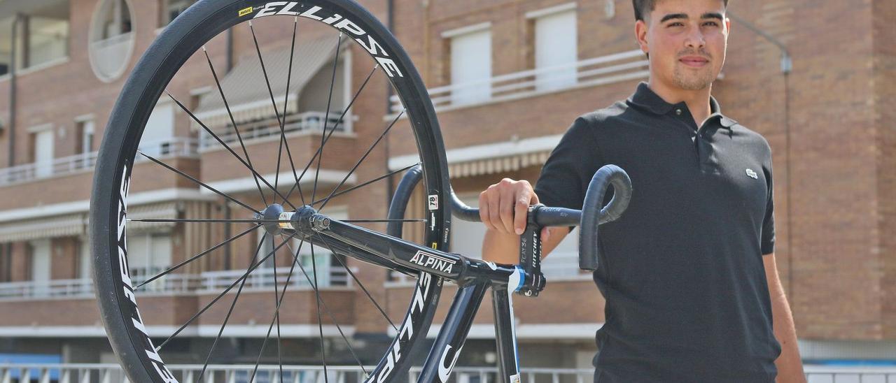 Jaume Villar, ensenya la bicicleta de pista, una Dolan sense canvi de marxes ni frens