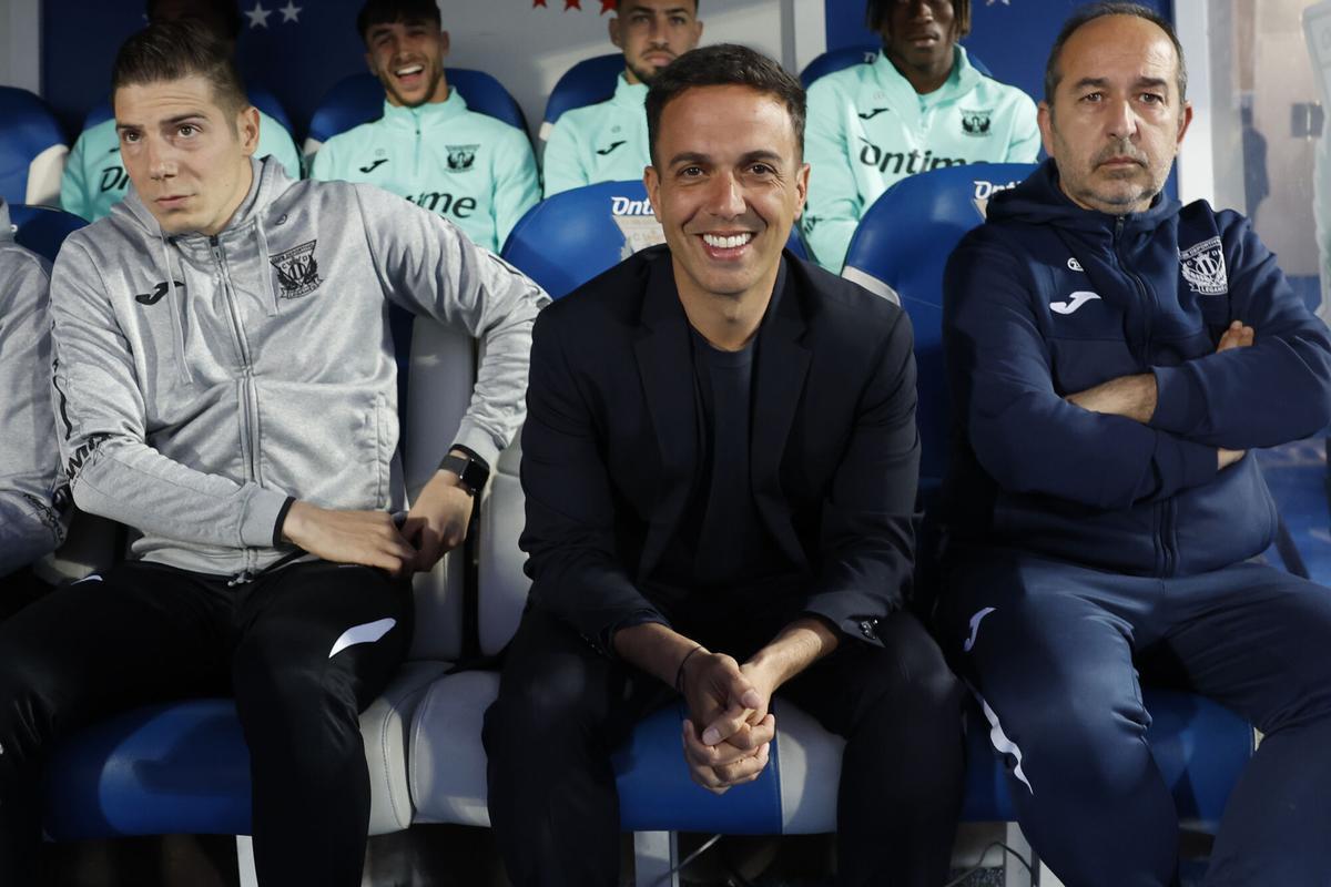 LEGANÉS (MADRID), 07/04/2025.- El entrenador del Leganés, Borja Jiménez (c), antes del partido de LaLiga en Primera División que CD Leganés y CA Osasuna disputan este lunes en el Estadio Municipal de Butarque. EFE/Juanjo Martín