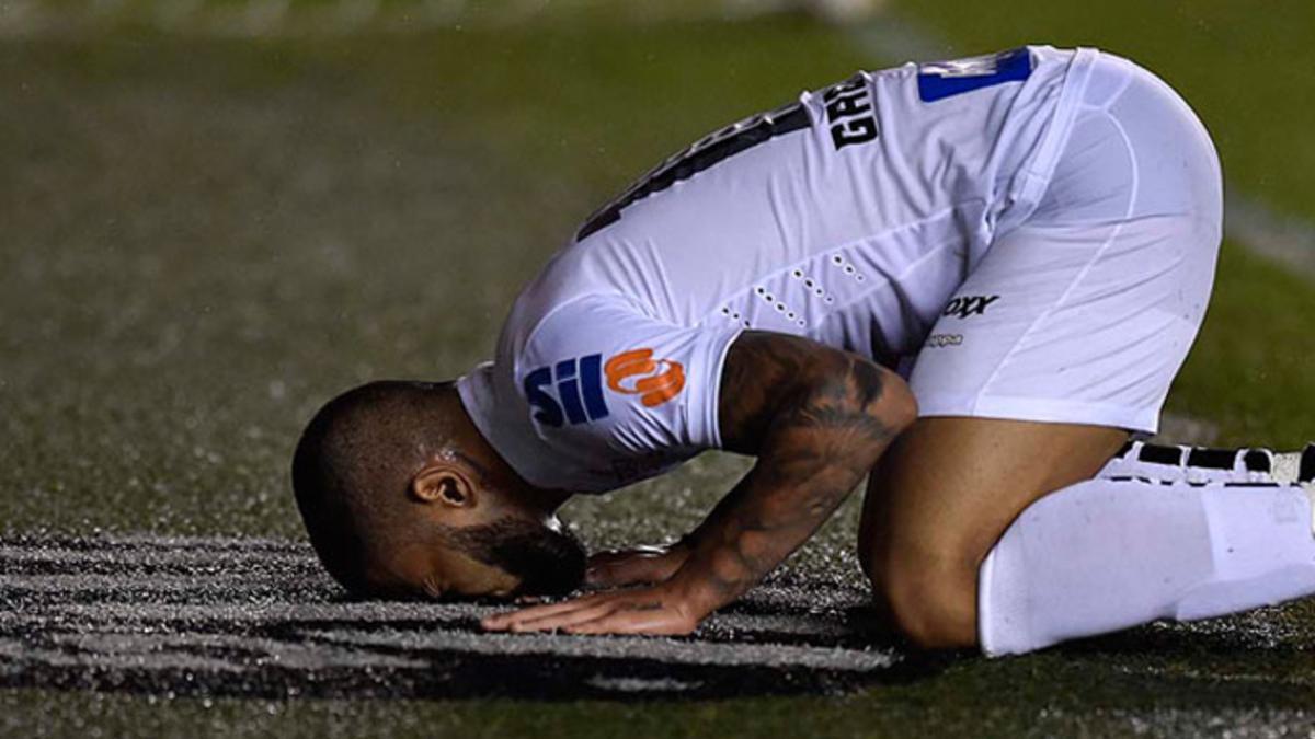 Gabigol besó el escudo del Santos después de marcar el tercer gol de su equipo