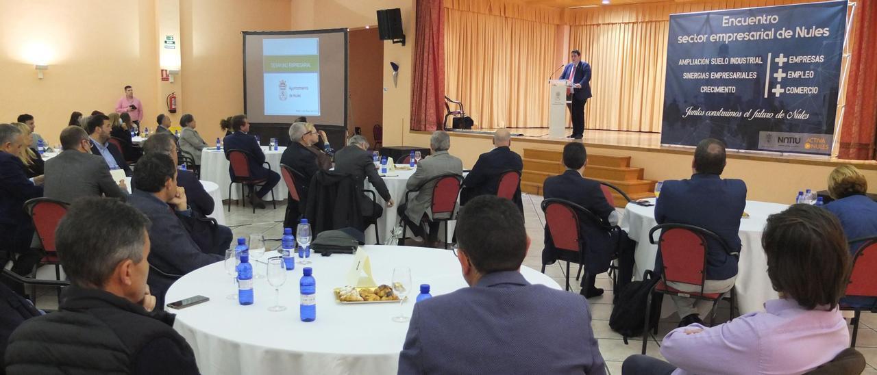 El alcalde de Nules, David García, en un momento de su intervención en el encuentro empresarial.