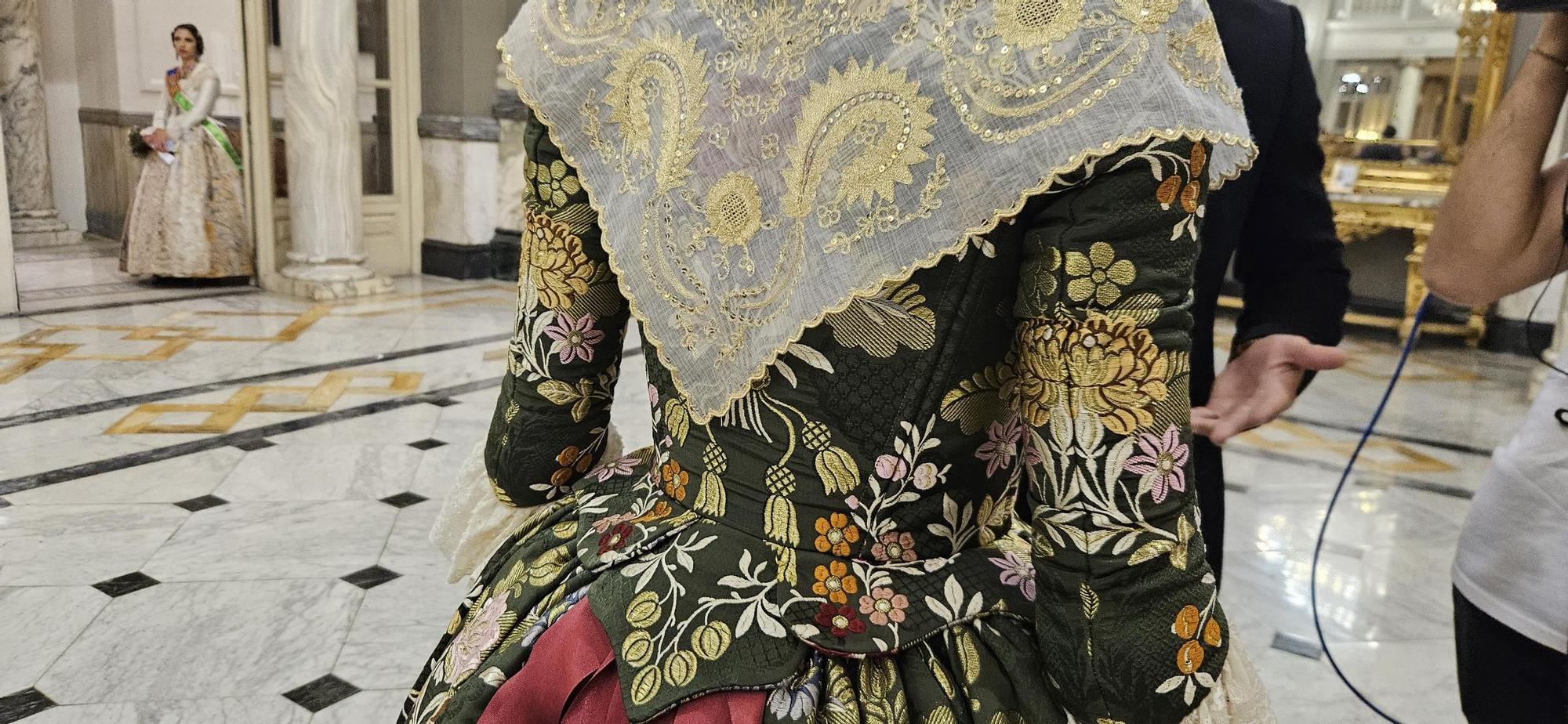 Los trajes Verde Musto y Azul Lavender de María Estela y Marina, al detalle