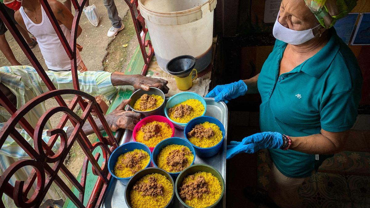 Una trabajadora sirve comidas en un proyecto comunitario en el barrio Los Sitios de La Habana.