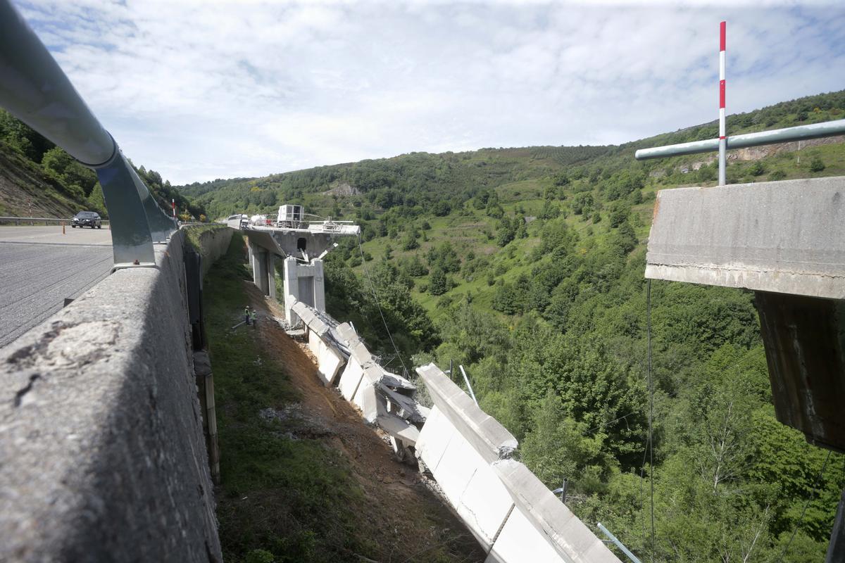 Desprendimiento en el puente de la A-6 entre Pedrafita y León