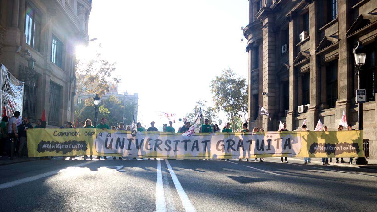 Universitarios cortan la Via Laietana para reclamar la universidad gratuita