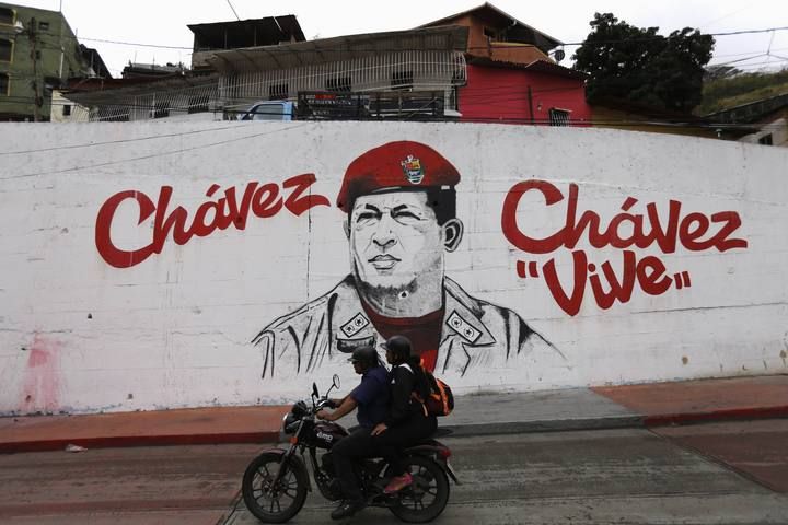 Los murales con la imagen de Chávez son constantes en las calles de Venezuela. El país rinde tributo así a la figura del presidente fallecido hace ahora dos años