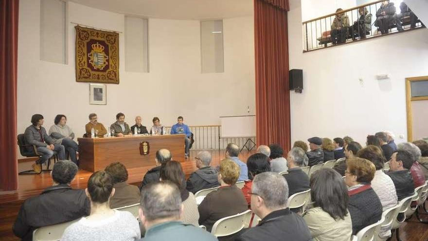 Reunión del Gobierno local de Miño con los expropiados por la urbanización de Fadesa en 2016.