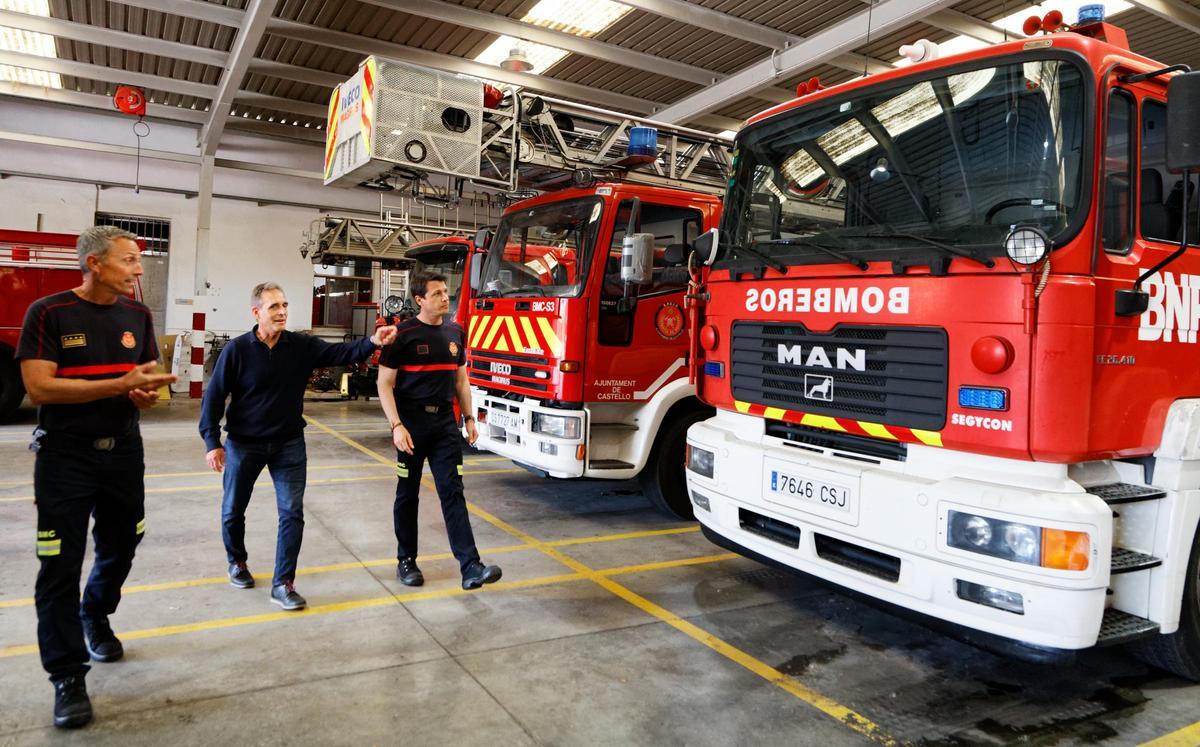 Los oficiales Costa y Salvia y el adjunto a jefatura, Nicolau, en el parque de bomberos actual.