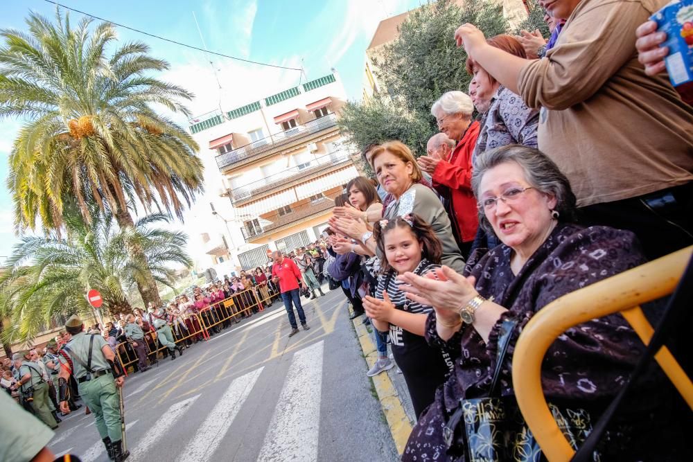 Multitud de público arropó la procesión organizada por la Hermandad del Calvario de Elda, en la que sesenta exlegionarios portaron a hombros el trono.