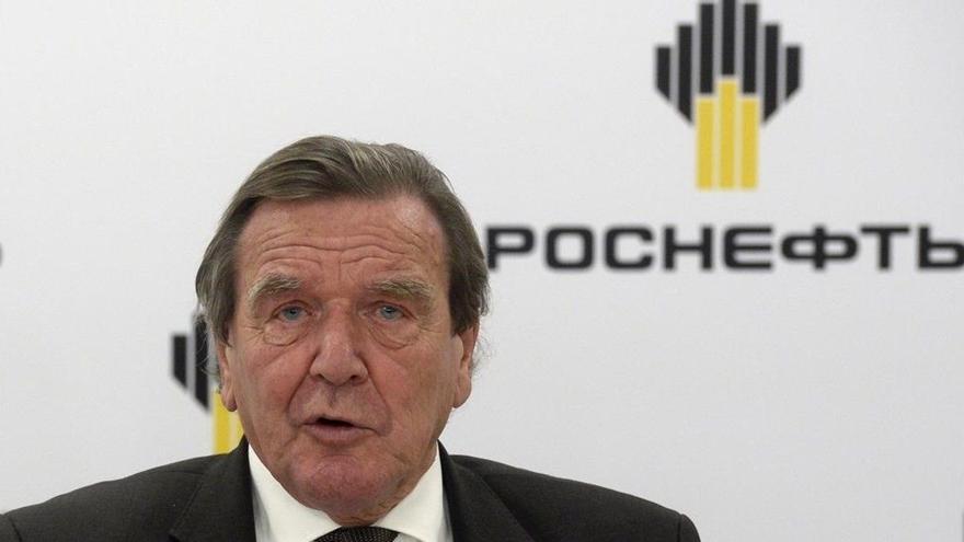 El excanciller alemán, Gerhard Schroeder, en su comparecencia en San Petesburgo tras ser nombrado presidente de la petrolera rusa Rosneft.