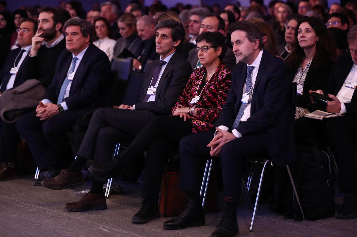 De derecha a izquierda, Josu Jon Imaz (Repsol), Arancha González Laya (Paris School of International Affairs), Carlos Torres (BBVA) y ministros del Gobierno escuchan el discurso de Pedro Sánchez en Davos.