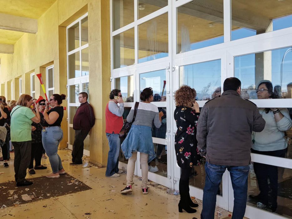 El encierro del personal de limpieza en la Facultad de Derecho de la Universidad de Málaga llega a su tercer día. La basura de los centros sigue acumulándose, pero las empresas, los trabajadores y la institución académica todavía no han llegado a un acuerdo. Este miércoles se ha vuelto a repetir la concentración de otros limpiadores a las puertas del edificio