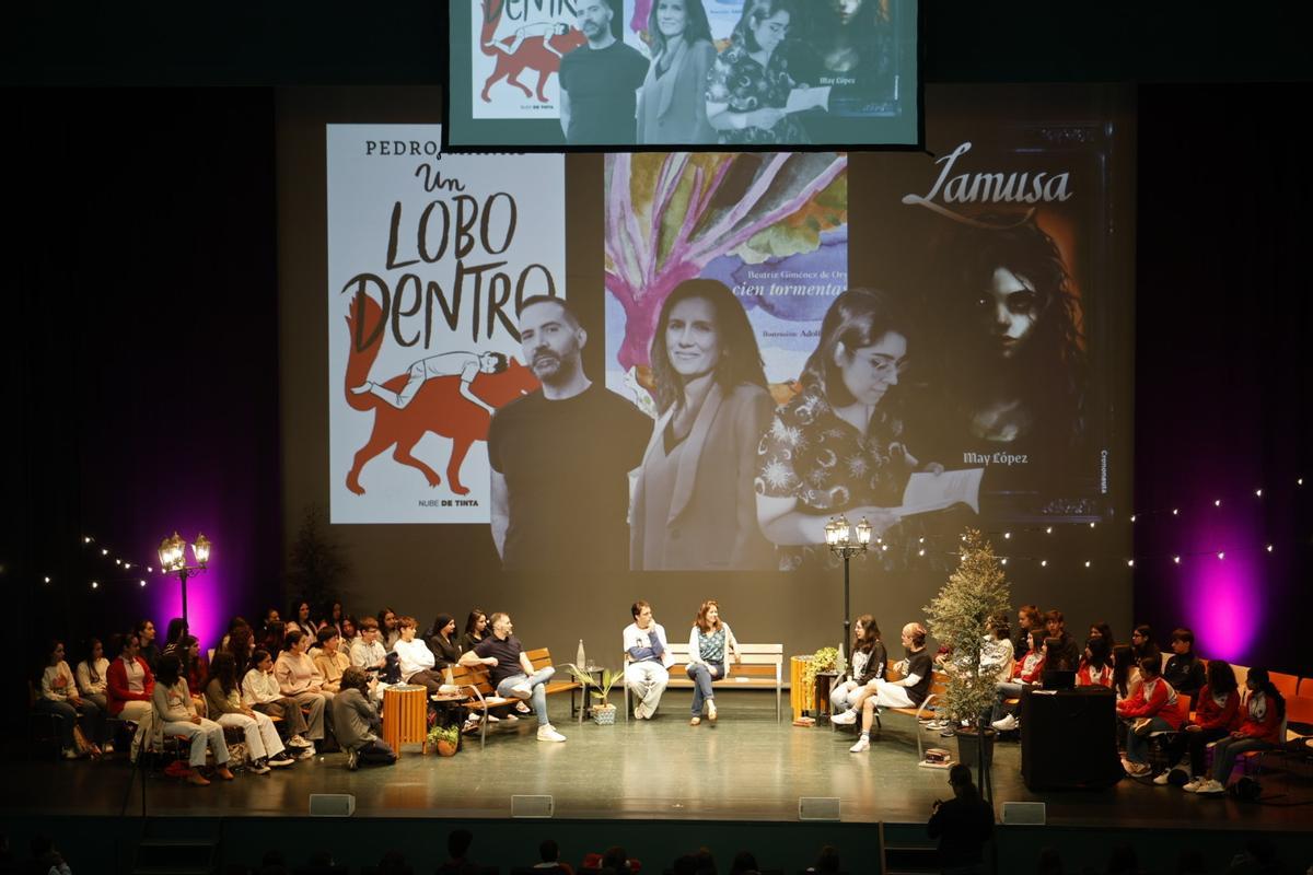 El encuentro con los finalistas del Premio Hache Beatriz Giménez de Ory, Pedro Mañas y May López.