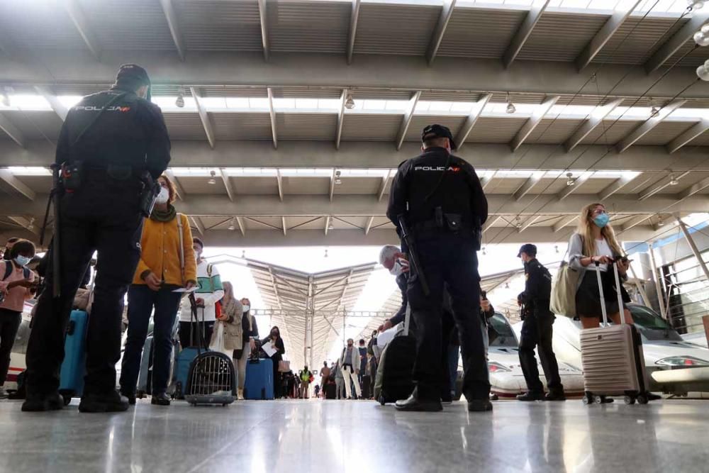 Controles policiales en la estación María Zambrano