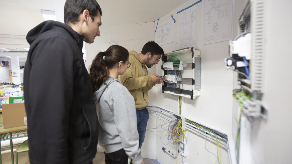 Alumnos de un IES de la provincia aprenden a realizar distintas instalaciones eléctricas en uno de los ciclos de la familia de la Electrónica.