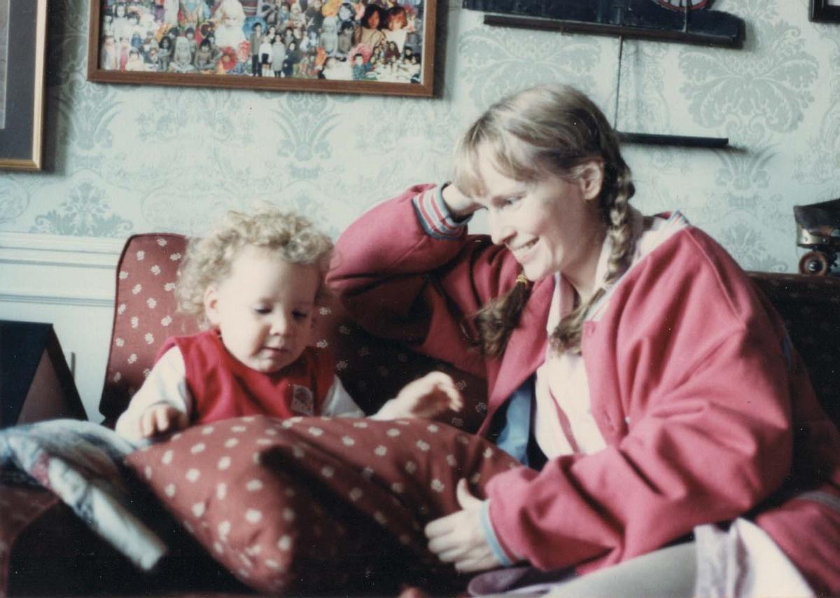 Una pequeña Dylan Farrow y Mia Farrow en una imagen recuperada en 'Allen v. Farrow'.