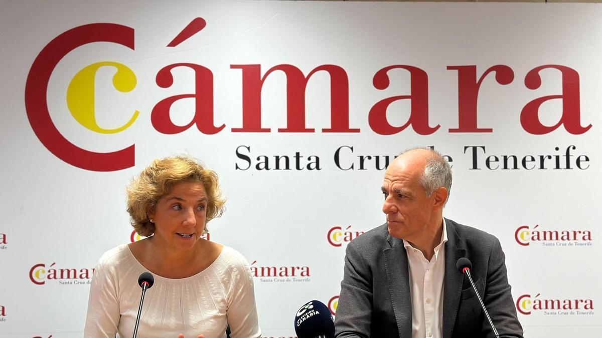 La directora general de la Cámara de Comercio de Santa Cruz de Tenerife, Lola Pérez, y el presidente, Santiago Segé, en la presentación del Indicador de Confianza Empresarial