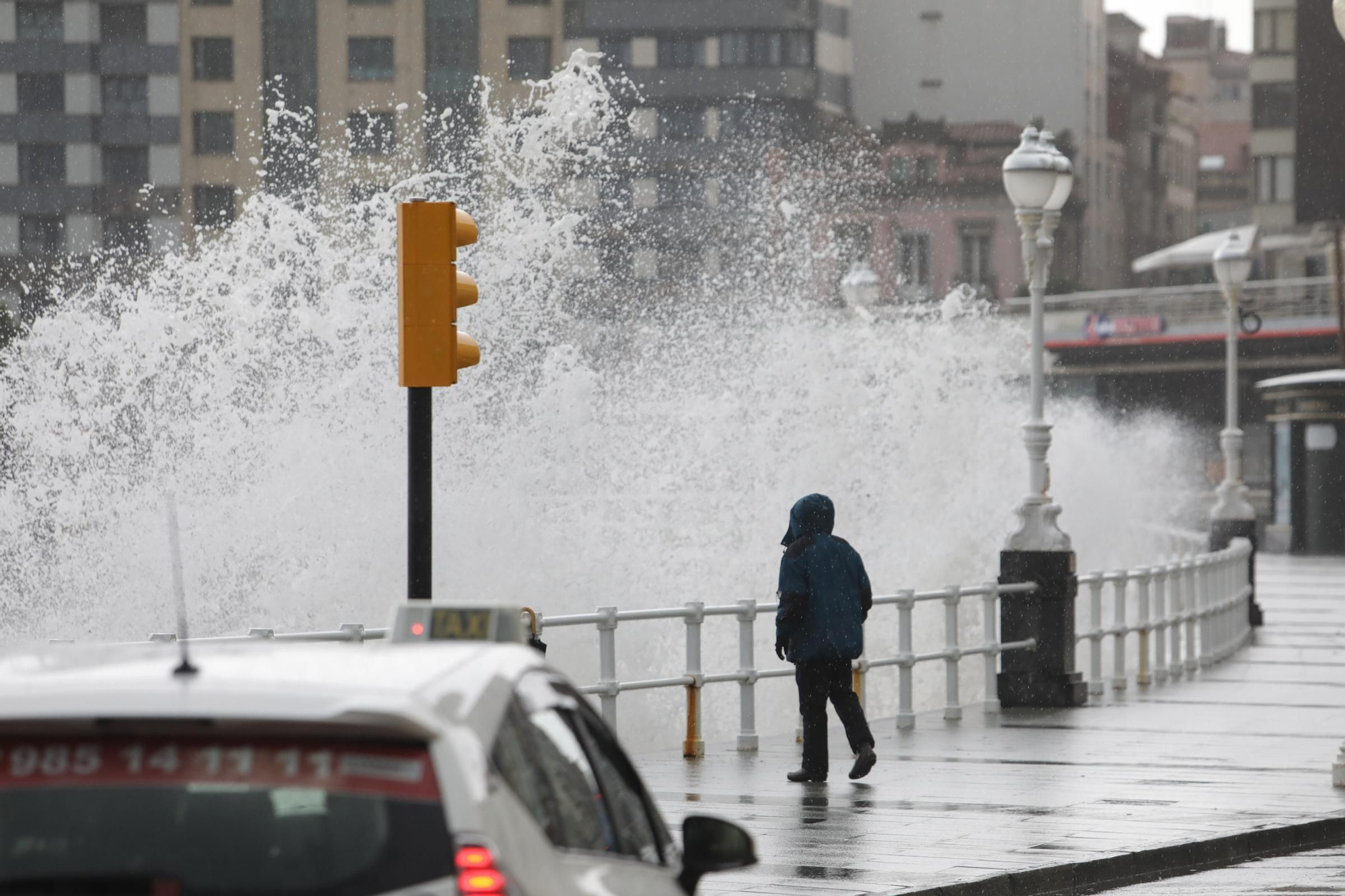 En imágenes: La segunda jornada del temporal azota Gijón