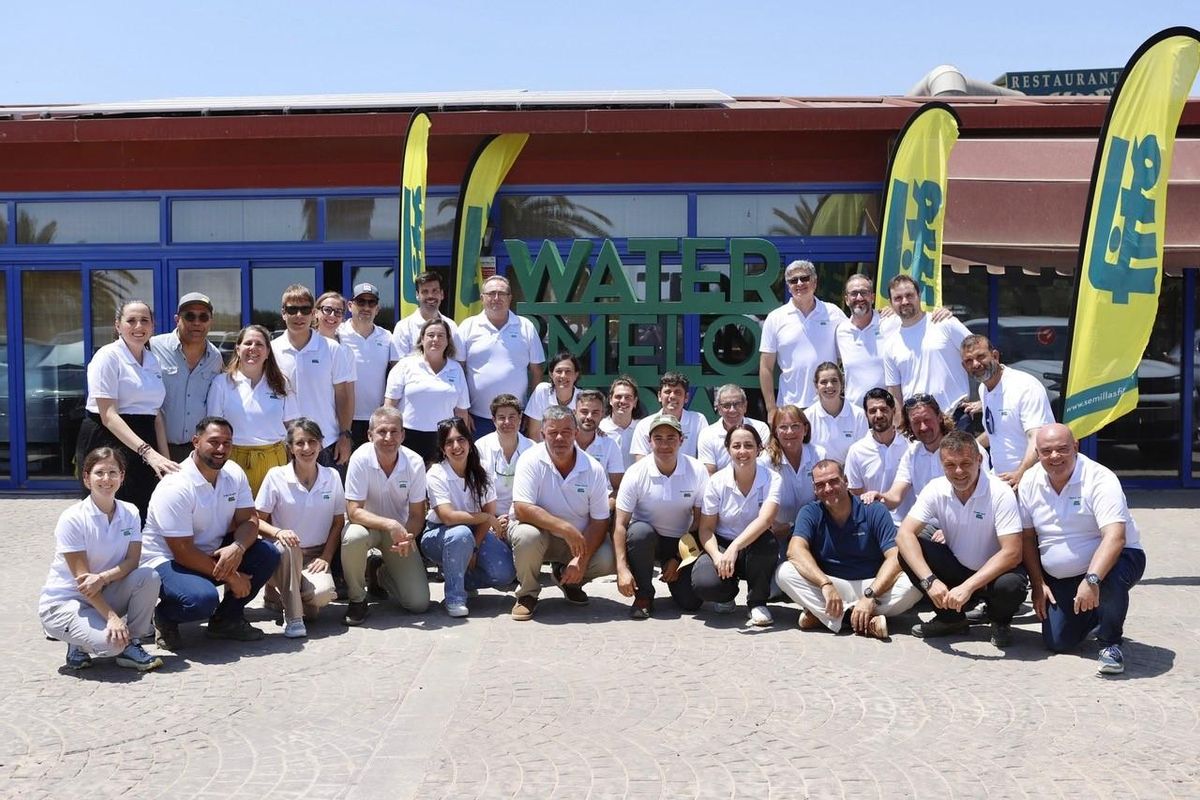 Foto de familia de los participantes del evento.