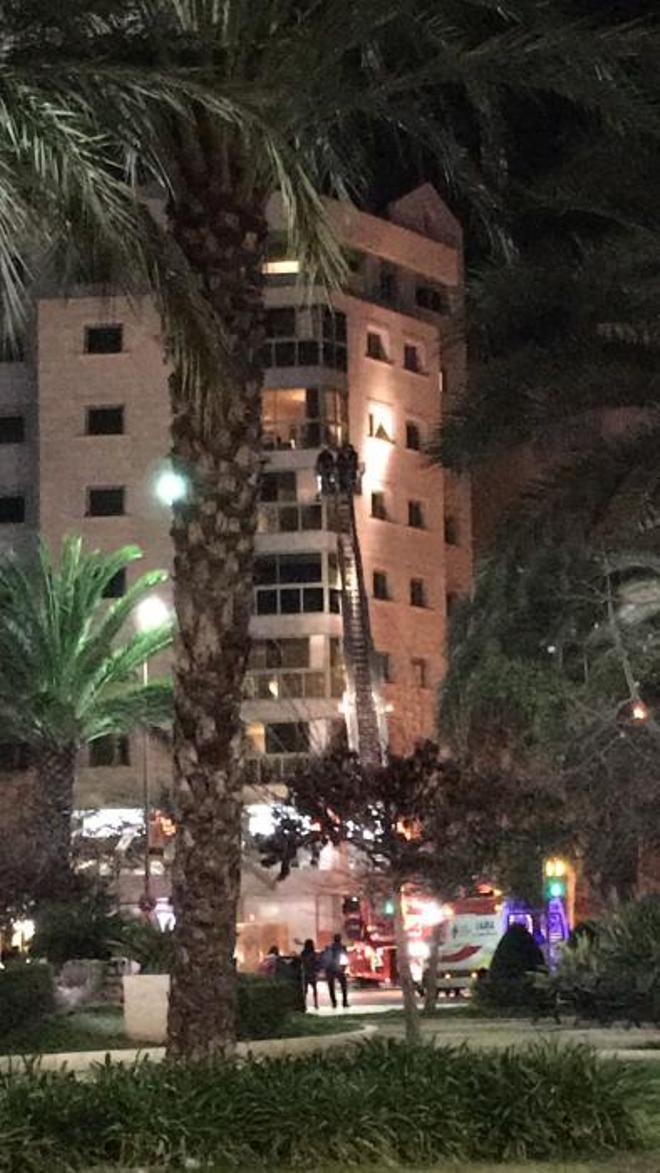 Una niña rescatada cuando colgaba de una ventana en un séptimo piso en Luceros