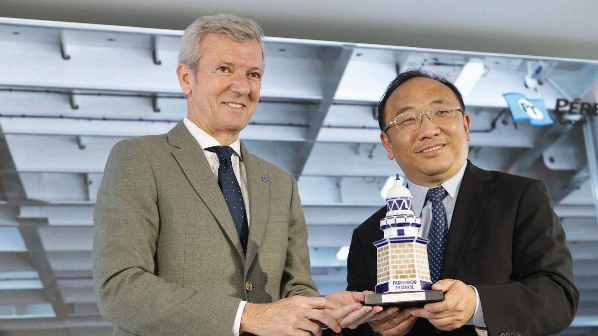El vicepresidente de SAIC, Wu Bing (d) intercambia regalos con el presidente de la Xunta, Alfonso Rueda. / Kiko Delgado / Efe